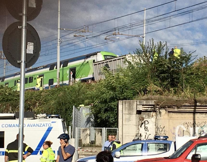 Un treno è uscito dai binari questa mattina, a Milano. L'incidente è avvenuto poco dopo le 6.30 in via Pallanza, non lontano dallo scaldo FS di Greco, 13 settembre 2024. (Ansa/Matteo Corner)