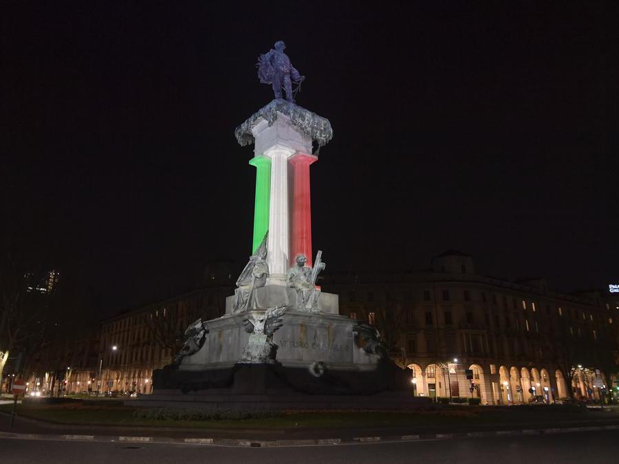 Torino, il monumento a Vittorio Emanuele II illuminato dal tricolore (Photo by Nicolò Campo/LightRocket via Getty Images)