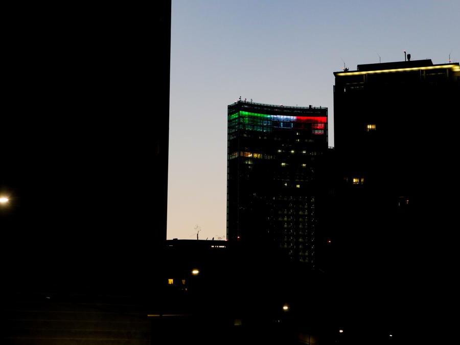 Il tetto del palazzo della Regione Lombardia a Milano (Photo by Mairo Cinquetti/NurPhoto via Getty Images)
