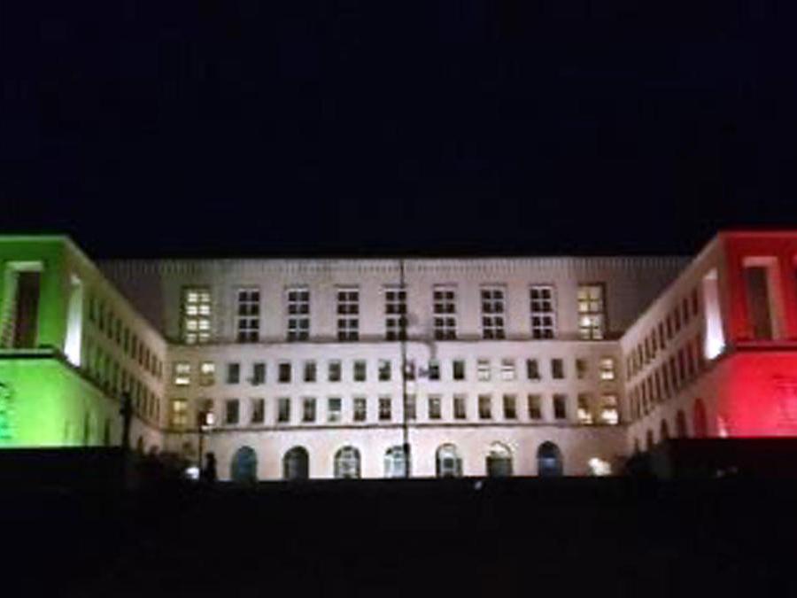 Il palazzo dell'Università di Trieste illuminato coi colori della bandiera italiana, 27 marzo 2020. ANSA