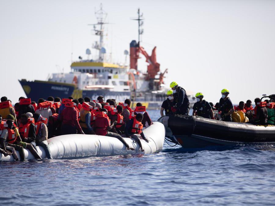 La vita nei giorni scorsi a bordo di Humanity 1, della ong ’Sos Humanity’, prima dell’approdo di ieri sera nel porto di Catania. ANSA/MAX CAVALLARI-SOS HUMANITY