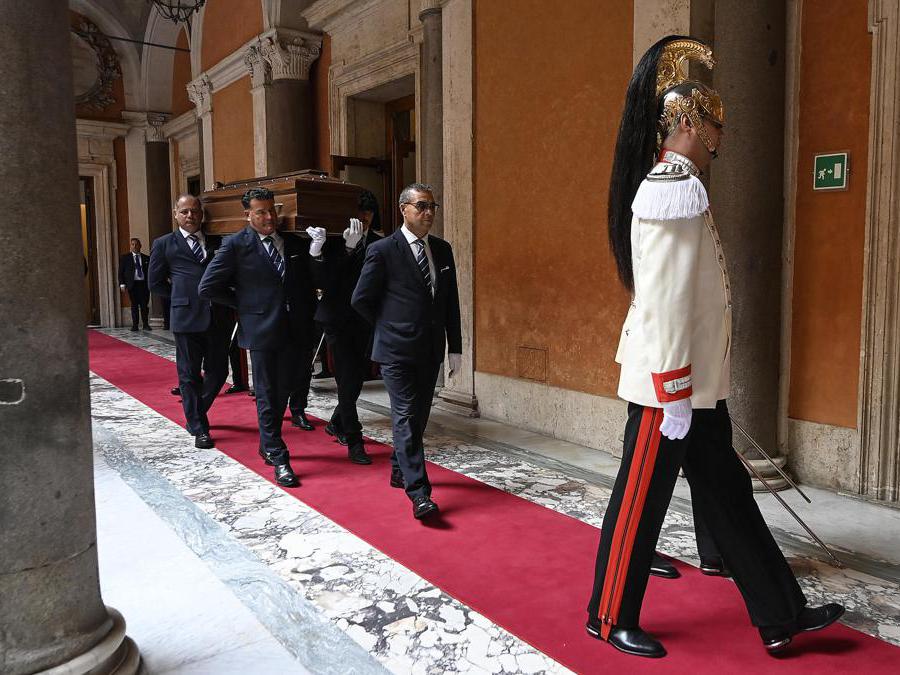 L’arrivo del feretro durante la camera ardente dell’ex presidente della Repubblica Giorgio Napolitano in Senato, Roma, 24 settembre 2023. (Ansa)