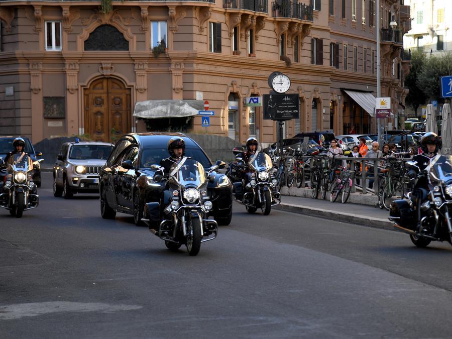 Il feretro del Presidente emerito Giorgio Napolitano esce dalla clinica Salvator Mundi per essere trasportato alla camera ardente predisposta in Senato. Il corteo scortato dai Corazzieri in motocicletta passa in Via delle Fornaci nei pressi di San Pietro Roma, 24 settembre 2023. (Ansa)