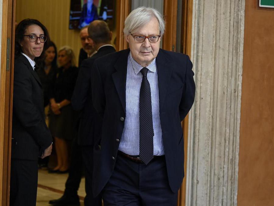 Vittorio Sgarbi alla camera ardente del Presidente Emerito della Repubblica Giorgio Napolitano, (Ansa)