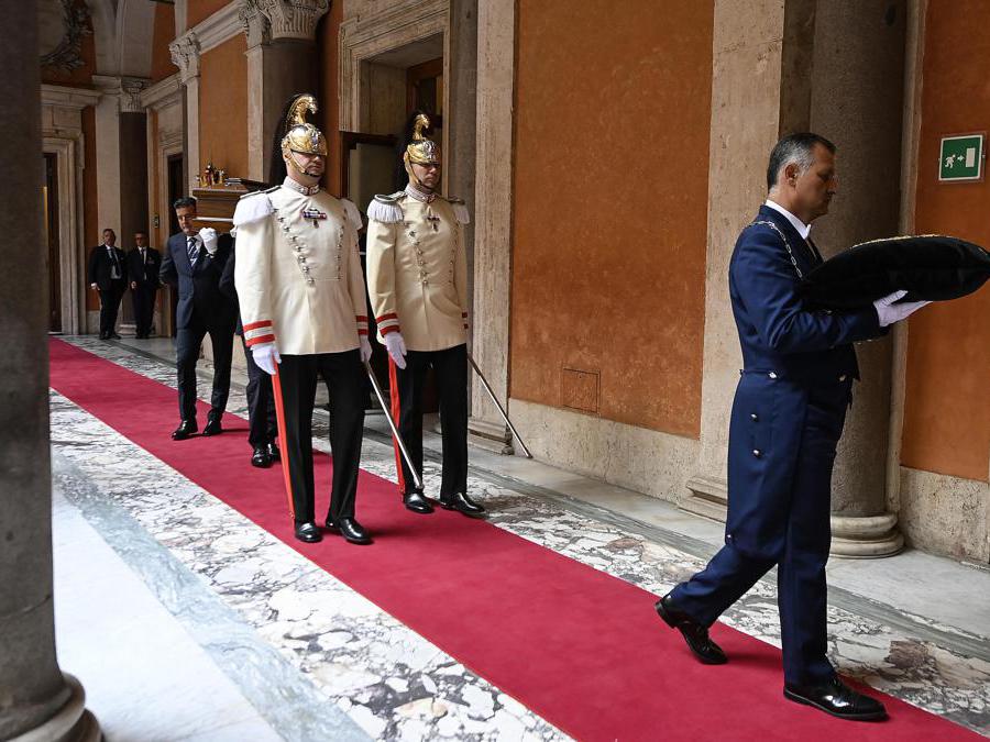 L’arrivo del feretro durante la camera ardente dell’ex presidente della Repubblica Giorgio Napolitano in Senato, Roma, 24 settembre 2023. (Ansa)