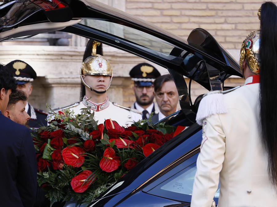 Camera ardente al Senato per il Presidente della Repubblica emerito Giorgio Napolitano. Nella foto : l’ingresso del feretro. (LaPresse)