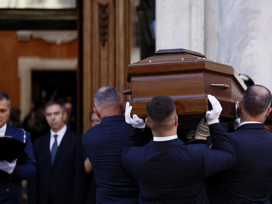 Camera ardente al Senato per il Presidente della Repubblica emerito Giorgio Napolitano. Nella foto : l’ingresso del feretro. (LaPresse)