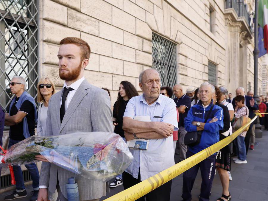 La fila di visitatori alla camera ardente. (LaPresse)