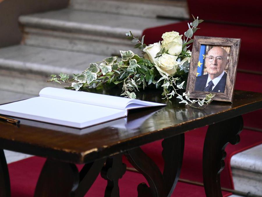 La camera ardente dell’ex presidente della Repubblica Giorgio Napolitano in Senato, Roma, 24 settembre 2023. (Ansa)