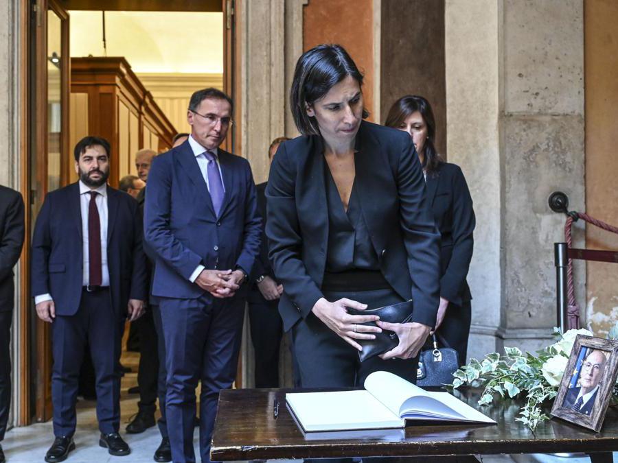 Elly Schlein alla camera ardente del Presidente Emerito della Repubblica Giorgio Napolitano. (Ansa)