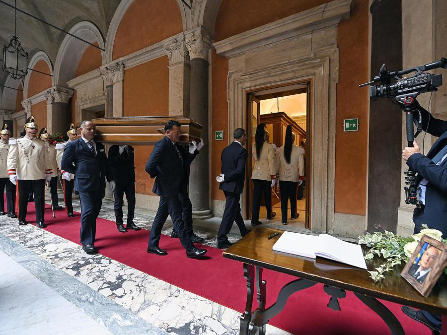 L’arrivo del feretro durante la camera ardente dell’ex presidente della Repubblica Giorgio Napolitano in Senato, Roma, 24 settembre 2023. (Ansa)