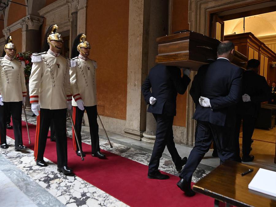 L’arrivo del feretro durante la camera ardente dell’ex presidente della Repubblica Giorgio Napolitano in Senato, Roma, 24 settembre 2023. (Ansa)