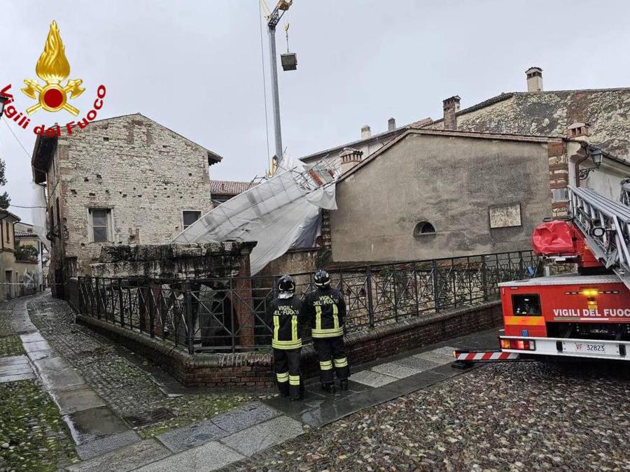 I Vigili del Fuoco intervengono in Piazza del Foro a Brescia per il crollo di un ponteggio, 10 marzo 2024. NPK ANSA / Vigili del Fuoco 