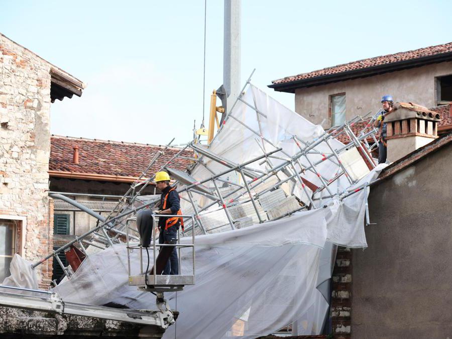 A Brescia, a causa del forte vento, un ponteggio è caduto su una piazza che fa parte dell'area archeologica del Foro romano, l'antica zona nel centro città patrimonio mondiale dell'Unesco. Sul posto stanno operando i Vigili del Fuoco per verificare se l'antica struttura abbia subito dei danni, 10 marzo 2024. ANSA / Filippo Venezia