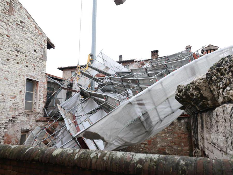 A Brescia, a causa del forte vento, un ponteggio è caduto su una piazza che fa parte dell'area archeologica del Foro romano, l'antica zona nel centro città patrimonio mondiale dell'Unesco. Sul posto stanno operando i Vigili del Fuoco per verificare se l'antica struttura abbia subito dei danni, 10 marzo 2024. ANSA / Filippo Venezia