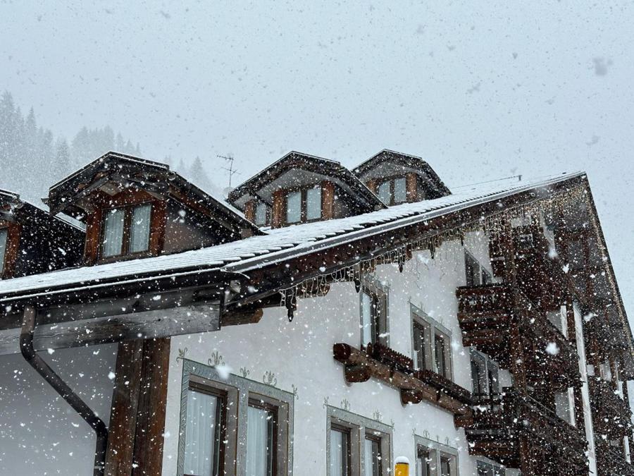 La copiosa nevicata che ha colpito Falcade, sulle Dolomiti bellunesi, 10 marzo 2024. ANSA/DIEGO COSTA