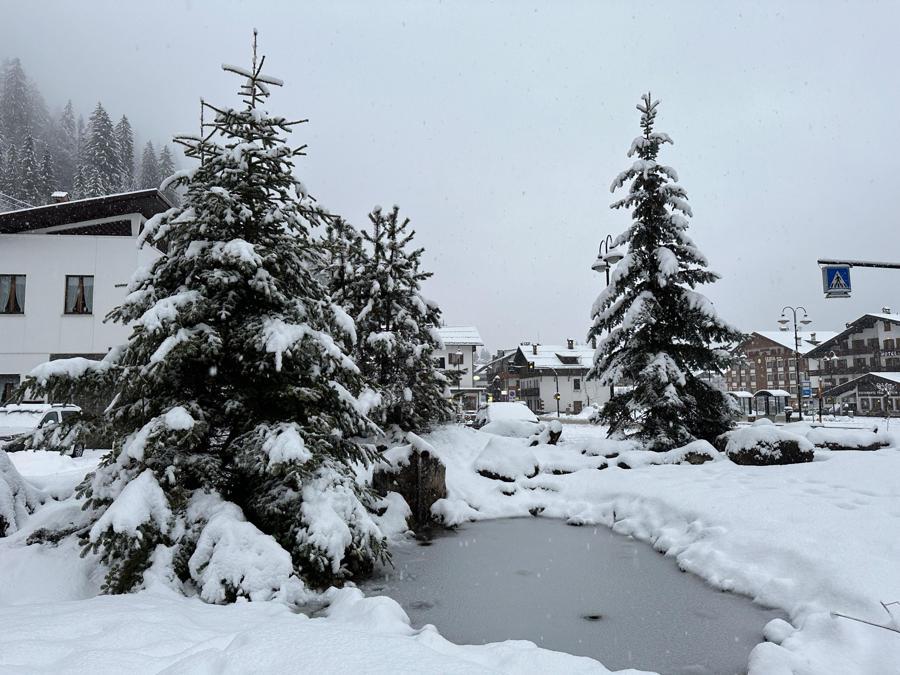 La copiosa nevicata che ha colpito Falcade, sulle Dolomiti bellunesi, 10 marzo 2024. ANSA/DIEGO COSTA