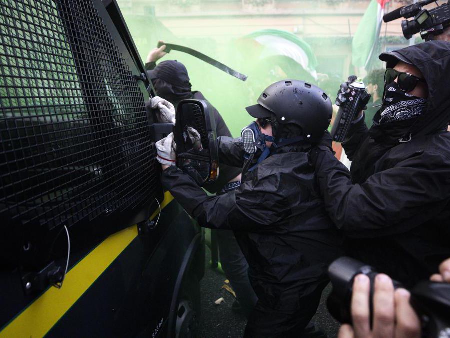Scontri tra la polizia e alcuni manifestanti durante la manifestazione pro Palestina, in piazzale Ostiense a Roma, 5 ottobre 2024. ANSA/ANGELO CARCONI