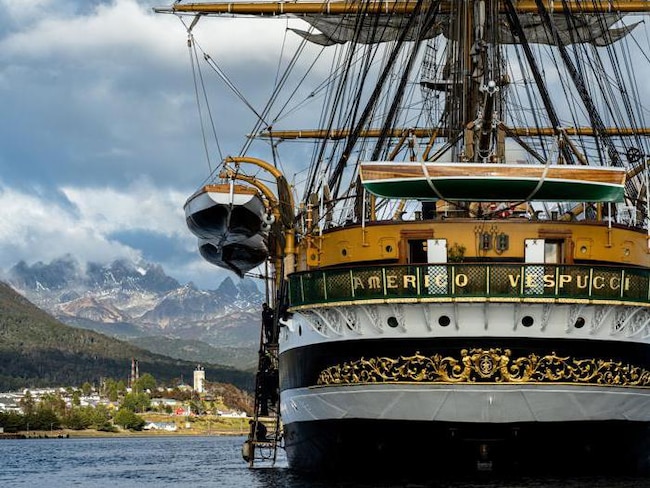 La nave Amerigo Vespucci e i rendering del Villaggio Italia