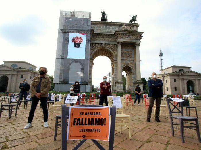 La protesta dei ristoratori a Milano, sedie vuote in piazza. Multati per assembramento