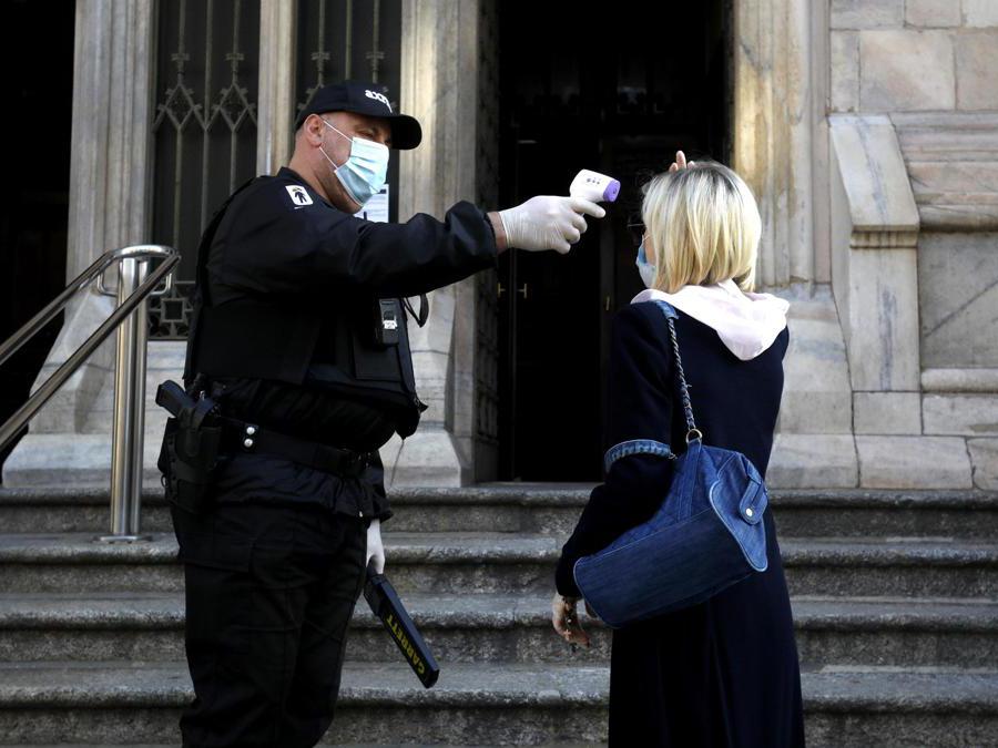 Controlli della temperatura per la celebrazione della prima messa in Duomo durante la fase 2 dell'emergenza Coronavirus a Milano, 18 maggio 2020.ANSA/Mourad Balti Touati