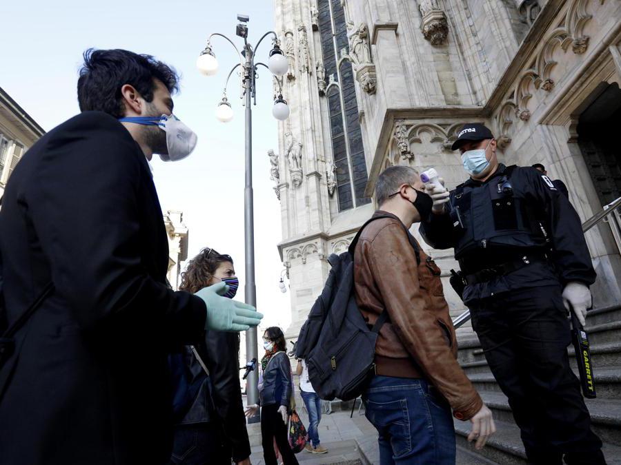 Controlli della temperatura per la celebrazione della prima messa in Duomo durante la fase 2 dell'emergenza Coronavirus a Milano, 18 maggio 2020.ANSA/Mourad Balti Touati