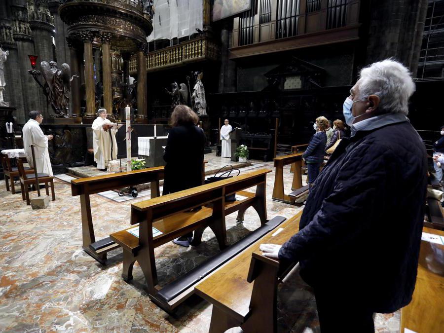 Celebrazione della prima messa in Duomo durante la fase 2 dell'emergenza Coronavirus a Milano, 18 maggio 2020.ANSA/Mourad Balti Touati