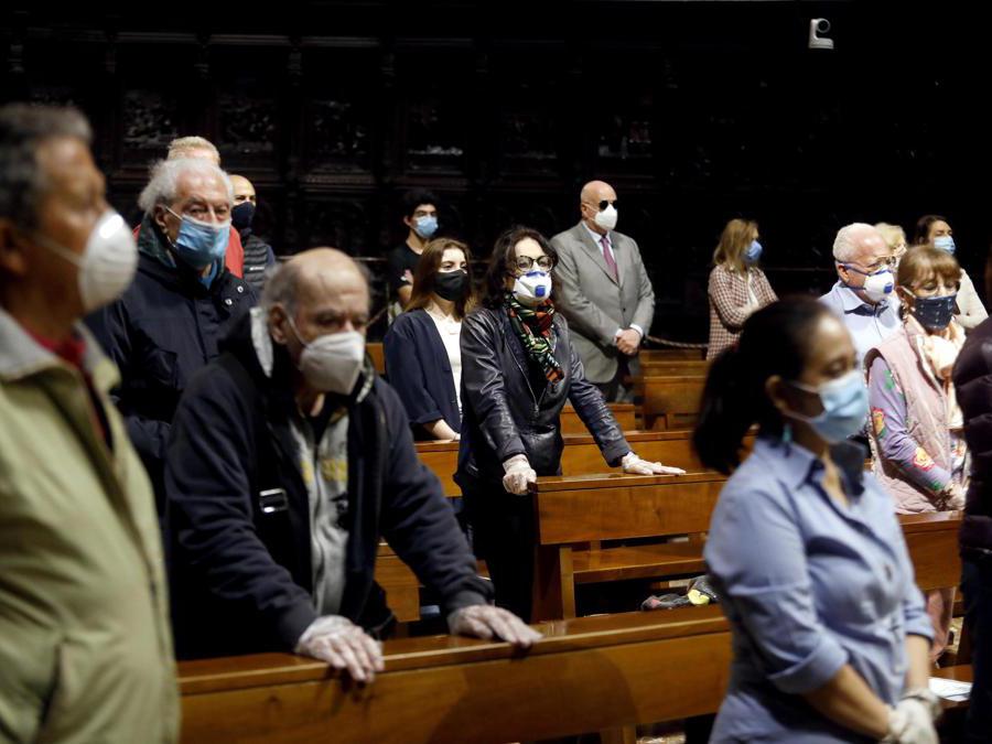 Celebrazione della prima messa in Duomo durante la fase 2 dell'emergenza Coronavirus a Milano, 18 maggio 2020.ANSA/Mourad Balti Touati
