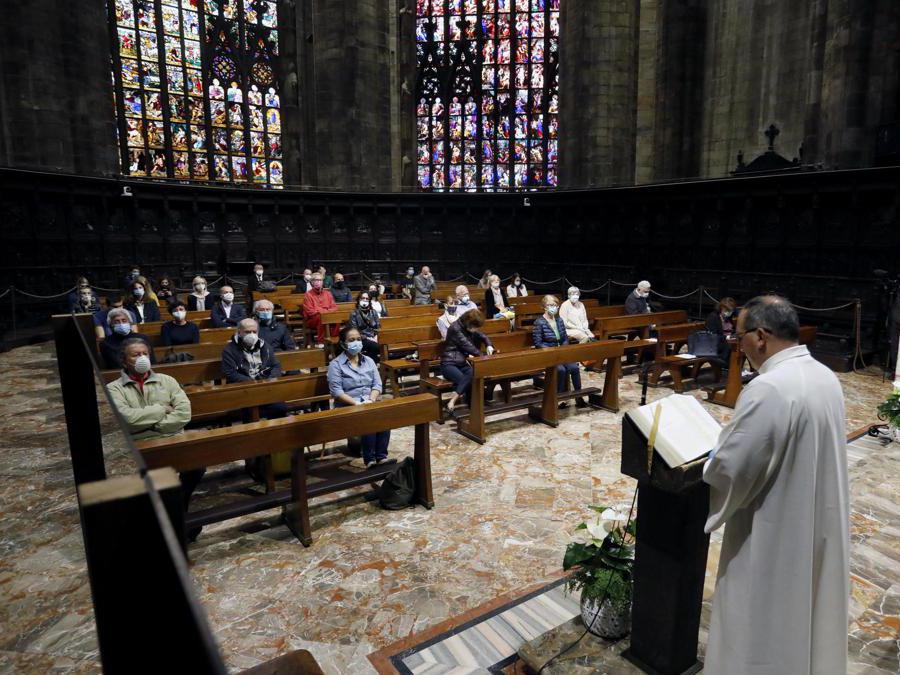 Celebrazione della prima messa in Duomo durante la fase 2 dell'emergenza Coronavirus a Milano, 18 maggio 2020.ANSA/Mourad Balti Touati