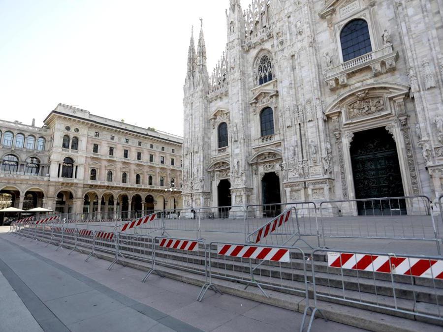 Transennato il sagrato del Duomo per la celebrazione delle messe durante la fase 2 dell'emergenza Coronavirus a Milano, 18 maggio 2020.ANSA/Mourad Balti Touati