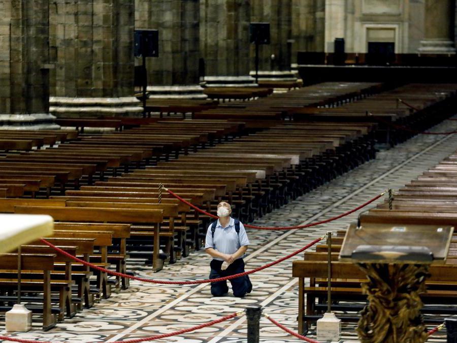 Un uomo prega solitario nella navata centrale della Cattedrale del Duomo durante la fase 2 dell'emergenza Coronavirus a Milano, 18 maggio 2020.ANSA/Mourad Balti Touati