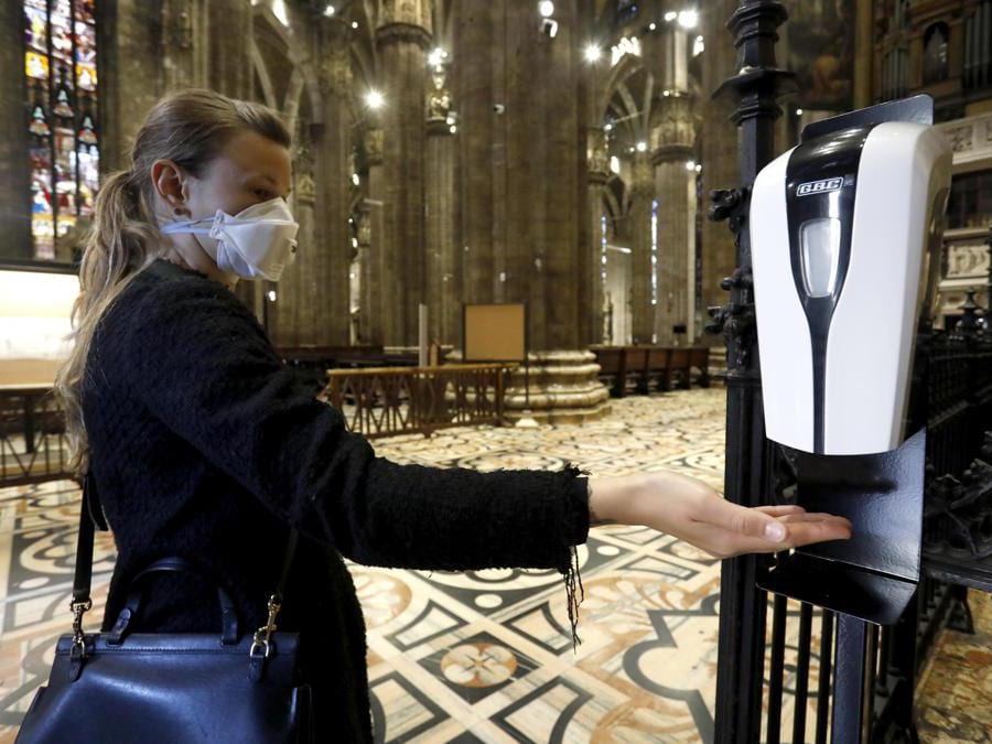 Sanificazione delle mani per la prima messa in Duomo durante la fase 2 dell'emergenza Coronavirus a Milano, 18 maggio 2020.ANSA/Mourad Balti Touati