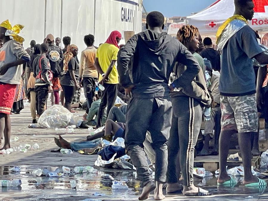 Migranti giunti a Lampedusa in attesa dei trasferimenti. (Ansa)