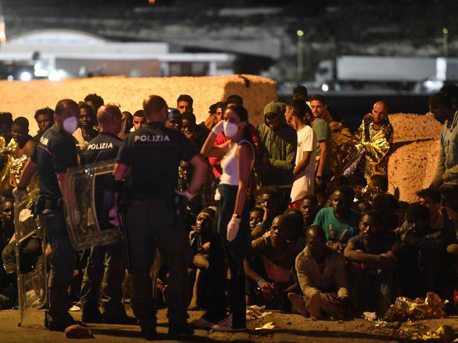 Migranti in attesa  a Lampedusa (AFP)