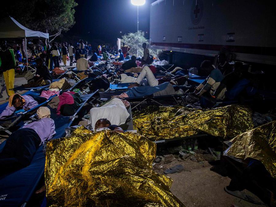 Migranti in attesa sulle brandine a Lampedusa. (AFP)