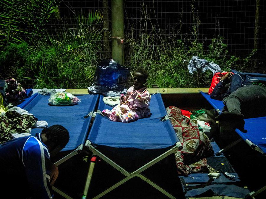 Migranti in attesa sulle brandine a Lampedusa. (AFP)