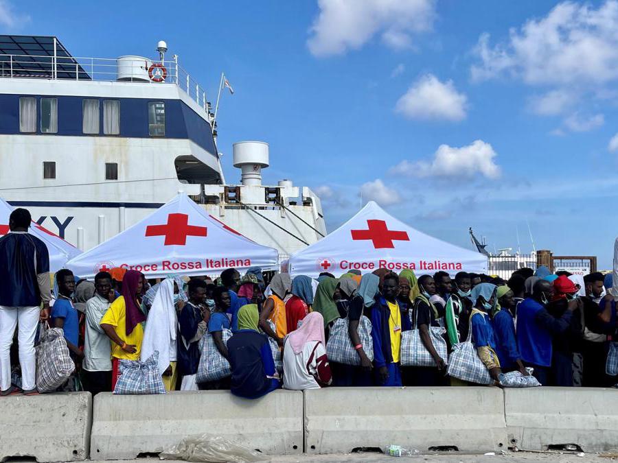 Migranti giunti a Lampedusa in attesa dei trasferimenti. (Ansa)