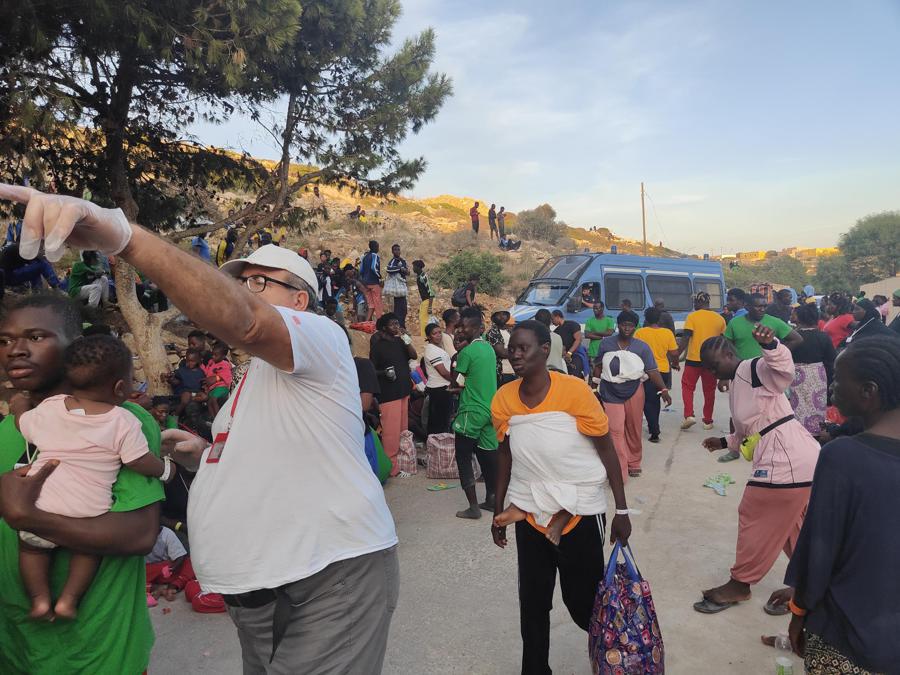 Migranti nell'hotspot di Lampedusa in attesa dei trasferimenti. (Ansa)