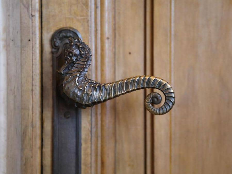 Roma, Palazzo della Marina, particolare maniglia a cavalluccio marino - Foto Giovanni Formosa © FAI