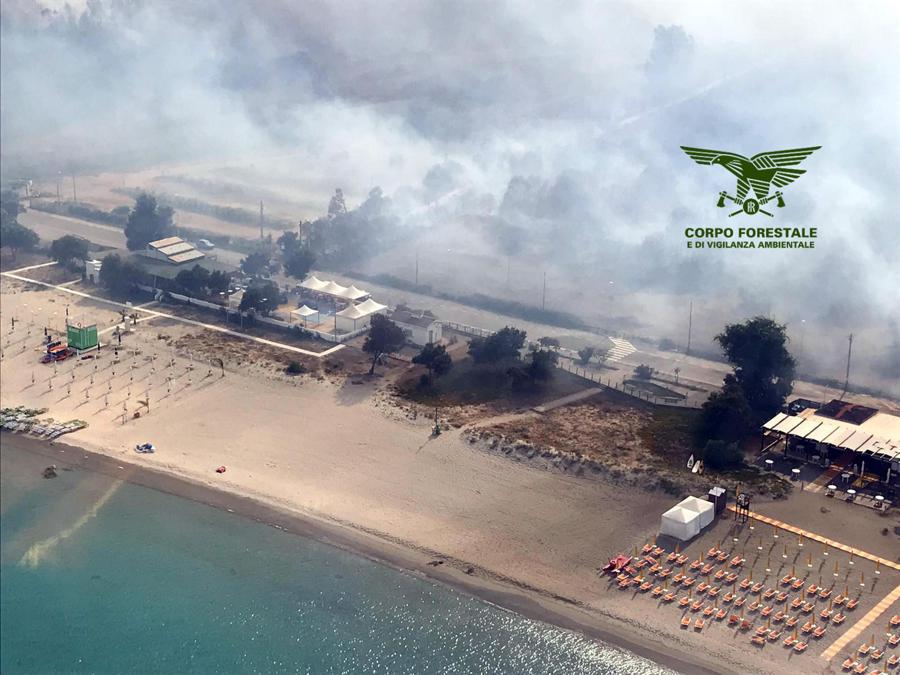 Le fiamme divampate vicino al litorale di Tortolì, in Ogliastra. ANSA/UFFICIO STAMPA CORPO FORESTALE 
