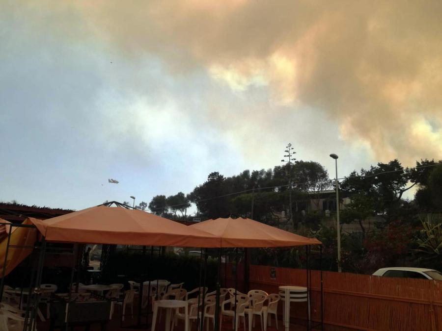 Incendio sul litorale di Tortolì, in Ogliastra. ANSA/Fabrisio Fois