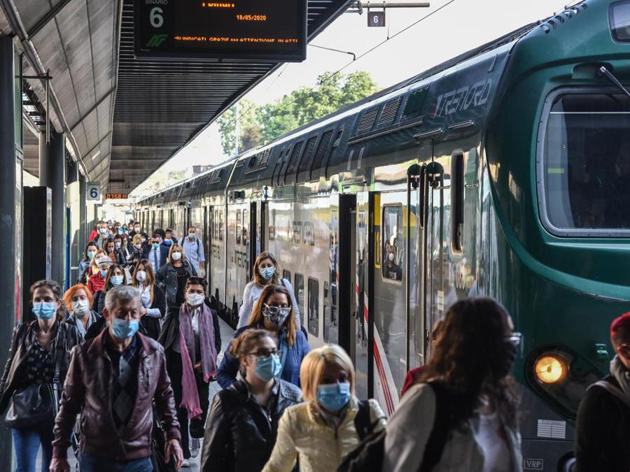 L’arrivo dei pendolari alla stazione Cadorna nel giorno della rpartenza dopo il lockdown a causa del coronavirus Covid-19, Milano, 18 maggio 2020. Ansa/Matteo Corner