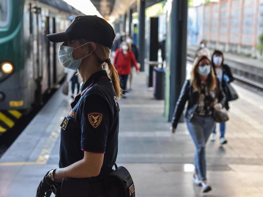 L’arrivo dei pendolari alla stazione Cadorna nel giorno della rpartenza dopo il lockdown a causa del coronavirus Covid-19, Milano, 18 maggio 2020. Ansa/Matteo Corner
