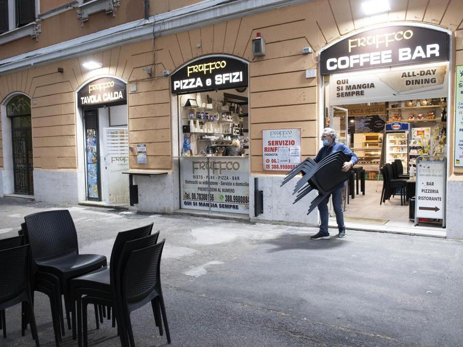 Il bar Fruffco di Roma all'apertura, il giorno della fine del lockdown per l'emergenza Coronavirus, 18 maggio 2020. ANSA/CLAUDIO PERI