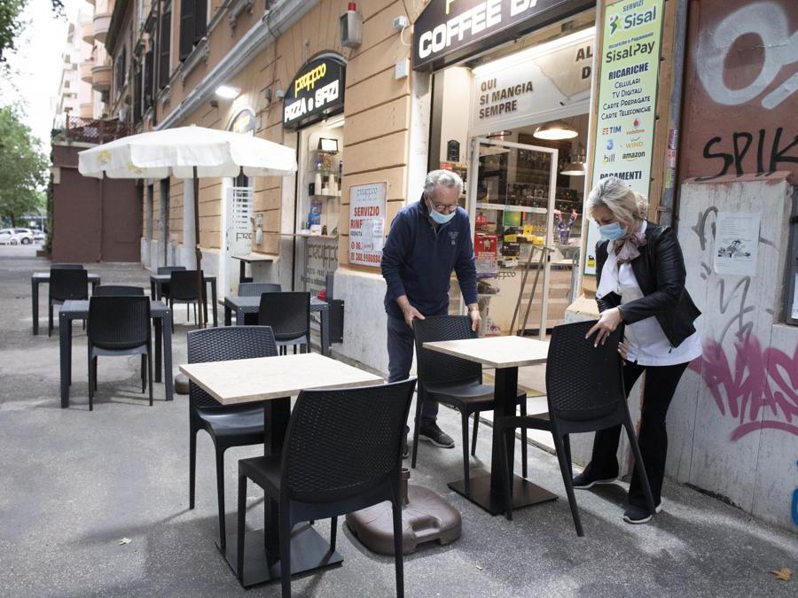 Il bar Fruffco di Roma all'apertura, il giorno della fine del lockdown per l'emergenza Coronavirus, 18 maggio 2020. ANSA/CLAUDIO PERI