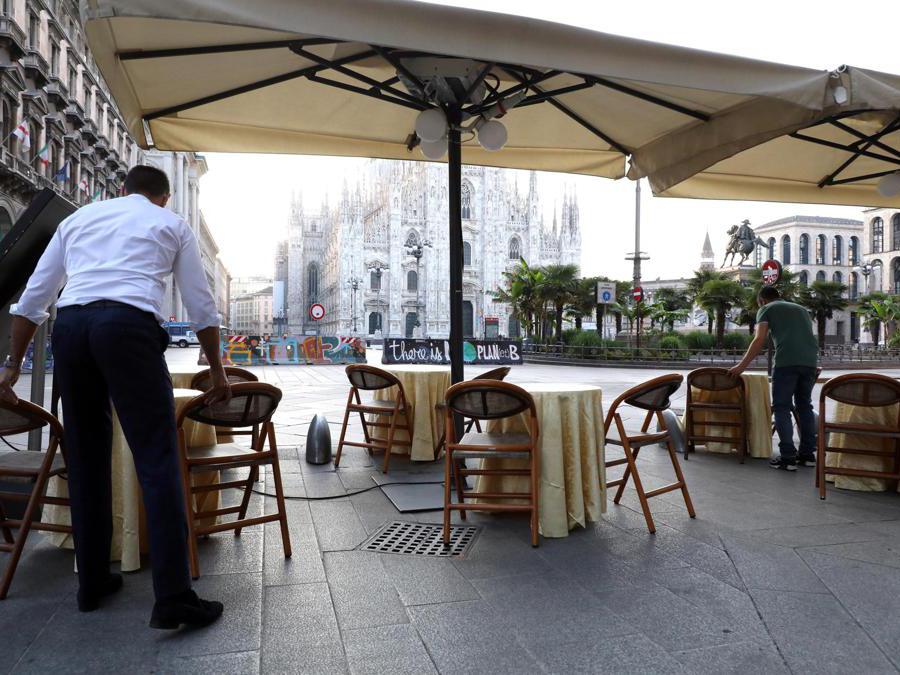 L'apertura del del Bar Duomo in piazza del Duomo a Milano, 18 Maggio 2020. ANSA / MATTEO BAZZI