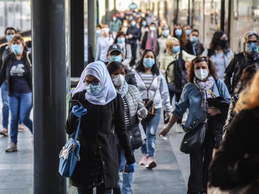 L’arrivo dei pendolari alla stazione Cadorna nel giorno della rpartenza dopo il lockdown a causa del coronavirus Covid-19, Milano, 18 maggio 2020. Ansa/Matteo Corner