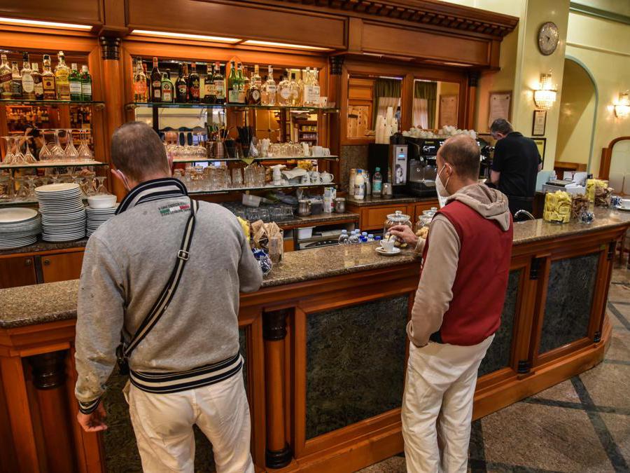 Bar in via Paleocapa in occasione della riapertura dopo il lockdown a causa del coronavirus Covid-19, Milano, 18 maggio 2020. Ansa/Matteo Corner