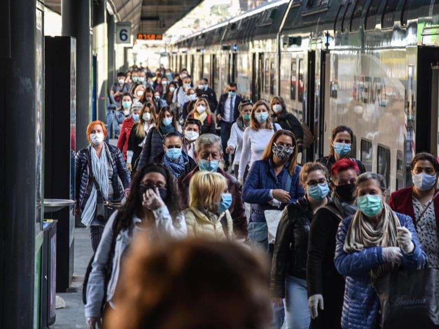 L’arrivo dei pendolari alla stazione Cadorna nel giorno della rpartenza dopo il lockdown a causa del coronavirus Covid-19, Milano, 18 maggio 2020. Ansa/Matteo Corner