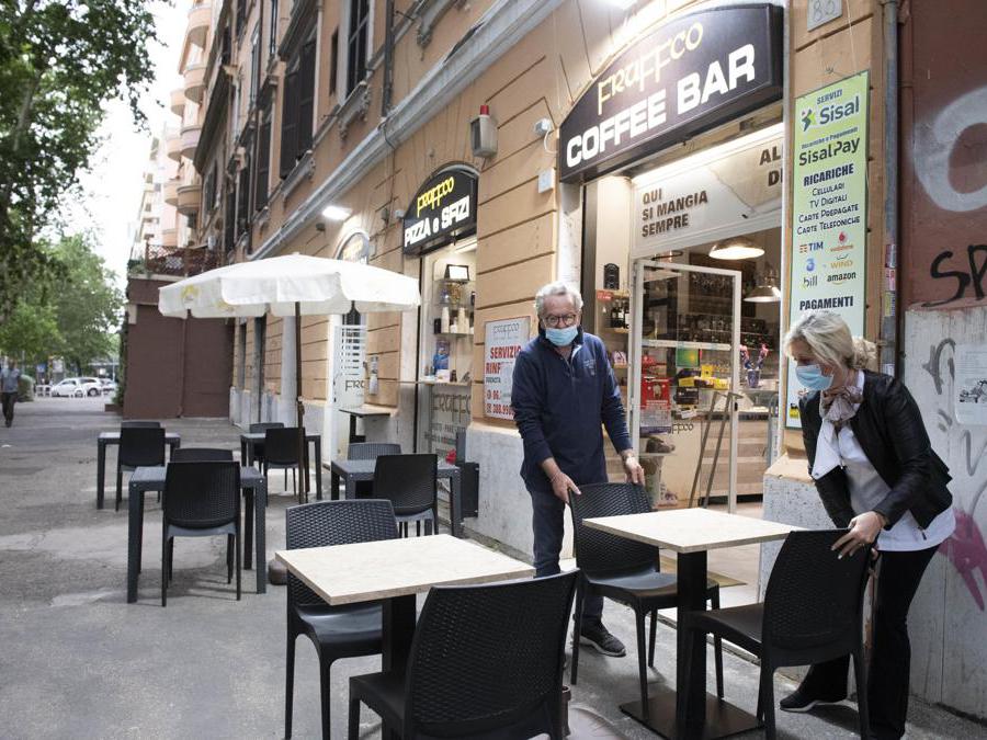 Il bar Fruffco di Roma all'apertura, il giorno della fine del lockdown per l'emergenza Coronavirus, 18 maggio 2020. ANSA/CLAUDIO PERI